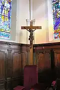 Crucifix derrière l’autel.