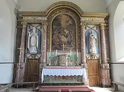 Le maître-autel et son retable.