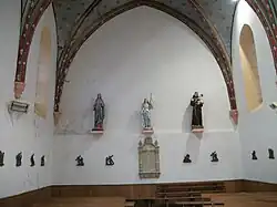 Partie arrière de la nef avec trois statues.