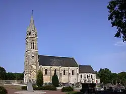 Façade sud de l'église Saint-Aubin.