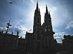 L'église a été construite à côté de la fontaine de Charles X, place d'Armes