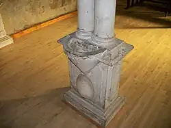 Bénitier placé sur le pilier gauche de l'entrée