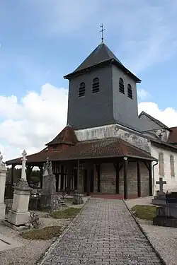 Son église avec porche.