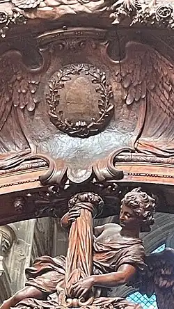 Médaillon portant un bonnet phrygien.