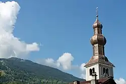 Clocher avec une flèche à double bulbe.
