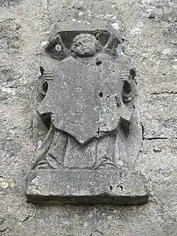 Le bas-relief : ange présentant un écu.