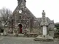 L'église Saint-Guénolé : la façade et le monument aux morts.