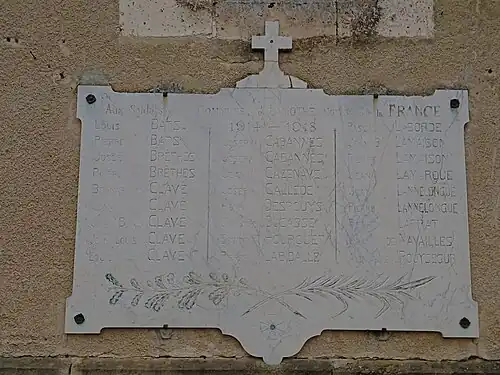 Monument aux morts en façade de l'église.
