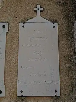 Plaque commémorative en façade de l'église.