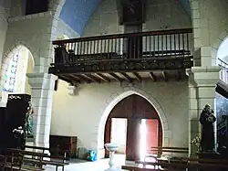 Partie arrière de la nef, avec l'entrée et la tribune