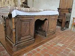 Bureau transformé en autel.