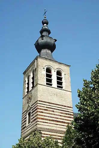 Le sommet de la tour et le clocher à bulbe.