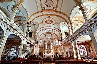 La nef, le chœur, la chaire et le Christ en croix.