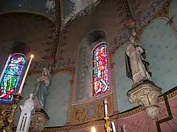 Le vitrail : saint Julien de Brioude, la statue : saint Dominique