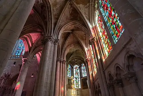 (7) Vitraux dans le déambulatoire