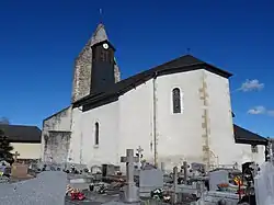 Photographie en couleurs d'une église.