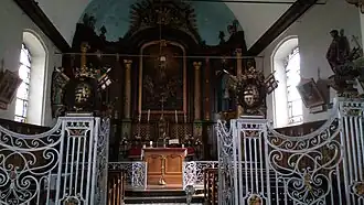 La grille de chœur et le maître-autel de l'église.