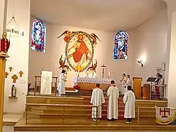 Messe dans l'église en présence du prêtre et des servants