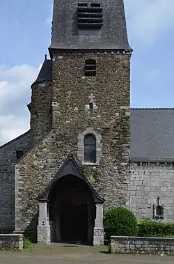 La tour dont le bas est la partie la plus ancienne subsistante de l'édifice.