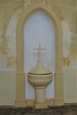 Les fonts baptismaux.