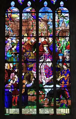 Vitrail : Anne de Bretagne, Reine de France, fondatrice de l'église Saint-Malo, fait son entrée à Dinan par la porte de Brest en l'an 1505
