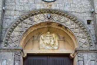 Fronton de l'église Saint-Martin. Saint Martin coupant son manteau en deux.
