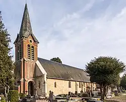 Vers 1930, le nouveau clocher-porche a été construit en avant de la façade.