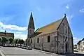 L'église et le monument aux morts.