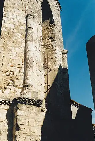 Colonnes et frise en damier.