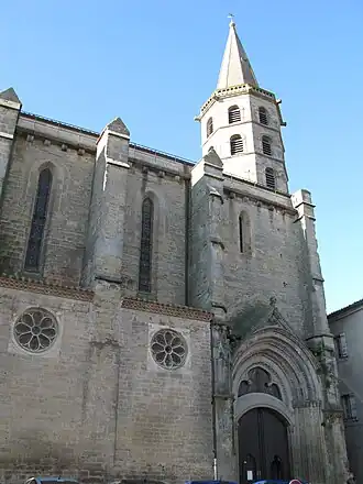 La collégiale Saint-Michel, vue de côté.