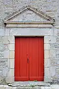 Église Saint-Nicodème, Quily, Morbihan : porte de la façade ouest (4 octobre 2013).