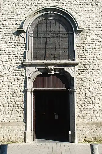 Le portail de style Louis XV.