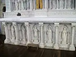 Le maître-autel en marbre blanc