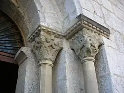 Détail des colonnes droites du portail.