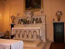 Le chœur. Le maître autel et tabernacle en marbre blanc. Ce maître autel était utilisé avant le concile vatican 2 lorsque le prêtre célébrait la messe dos aux fidèles.