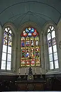 Église Saint-Pierre-et-Saint-Paul : le maître-autel et les vitraux du chœur.