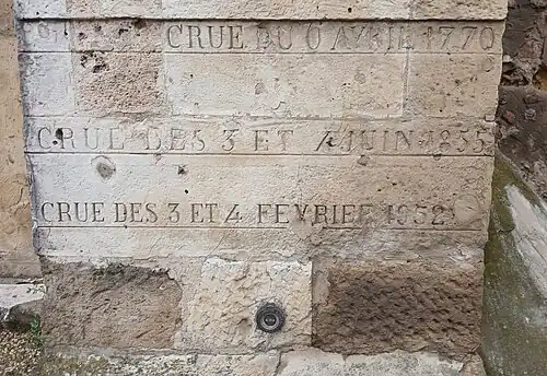 Marques des crues de l'Adour à l'entrée de l'église du 6 avril 1770, 3 et 4 juin 1855, 3 et 4 février 1952.