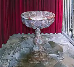 Les fonts baptismaux.