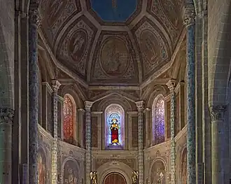 Décors du chœur d'inspiration carolingienne.