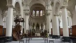 Nef de l'église avec maître-autel