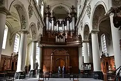 Nef arrière de l'église avec orgue