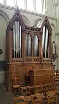Orgue, situé dans le transept gauche.