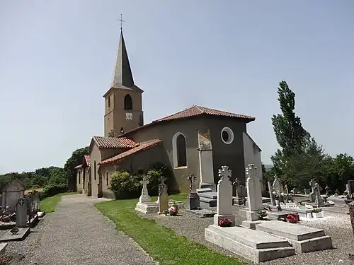 L’église et le cimetière adjacent.