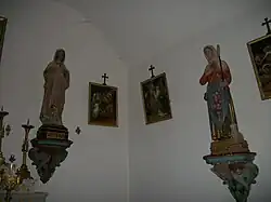 À gauche, une statue du Cœur Immaculée de Marie, à droite, une statue de sainte Germaine de Pibrac