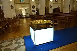 Baptistère au centre de l'église.