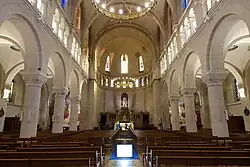 la nef vers le chœur de la nouvelle église.