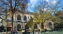 L'église le long du square Saint-Médard.