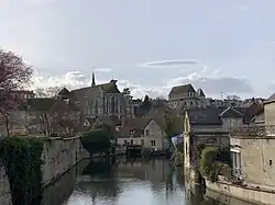 L'église Saint-Aignan au second plan, derrière l'église Saint-Pierre.