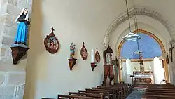 La nef et le chemin de Croix