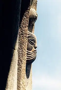 Masque et boule ornant la voussure du portail.